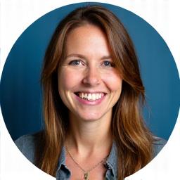 Portrett av Anna Olsen, en kvinnelig gitarlærer med vennlig smil.